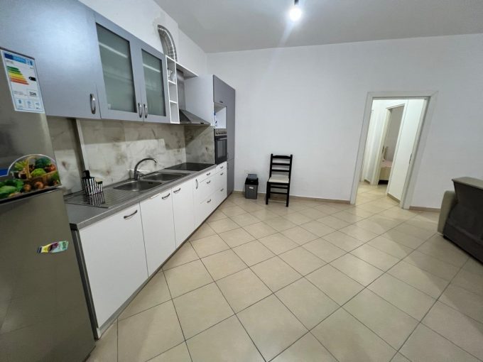 Jepet me qera afat gjatë apartament ne zonen e kombinatit